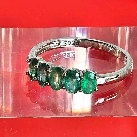 Sterling Silver Ring with Emerald Green Stones - Picture 6 of 11